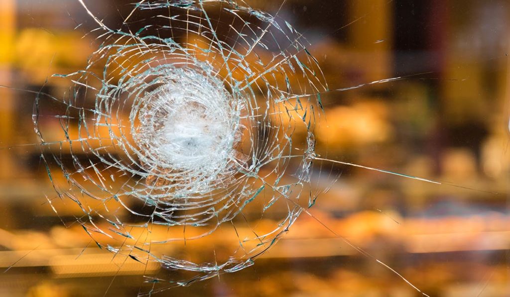 Glas mit Sicherheitsfolie gesplittert nach versuchtem Einbruch