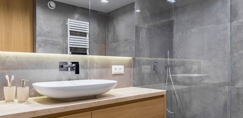 Modernes Badezimmer mit Glasdusche