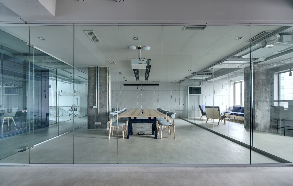 Modernes Büroloft mit Glaswand 