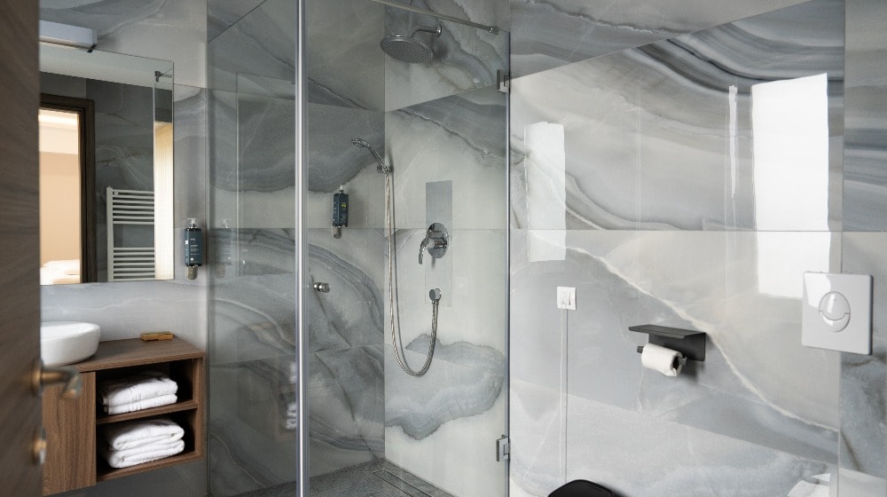 Ein Badezimmer aus Glaselementen