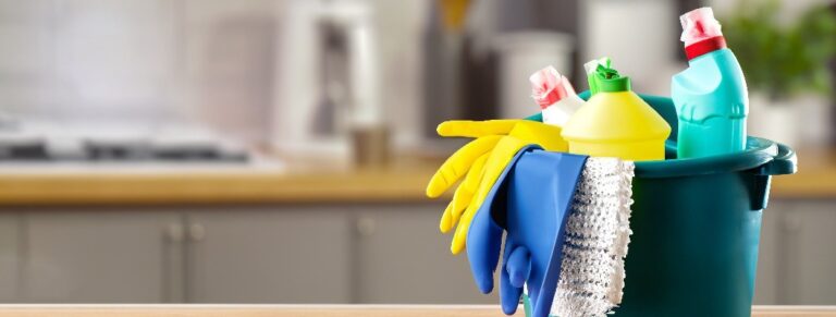 Spritzschutz reinigen: So bleibt die Küchenrückwand sauber!