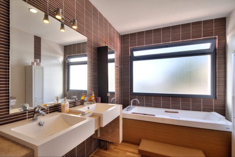 Modernes Badezimmer mit Milchglasfenstern