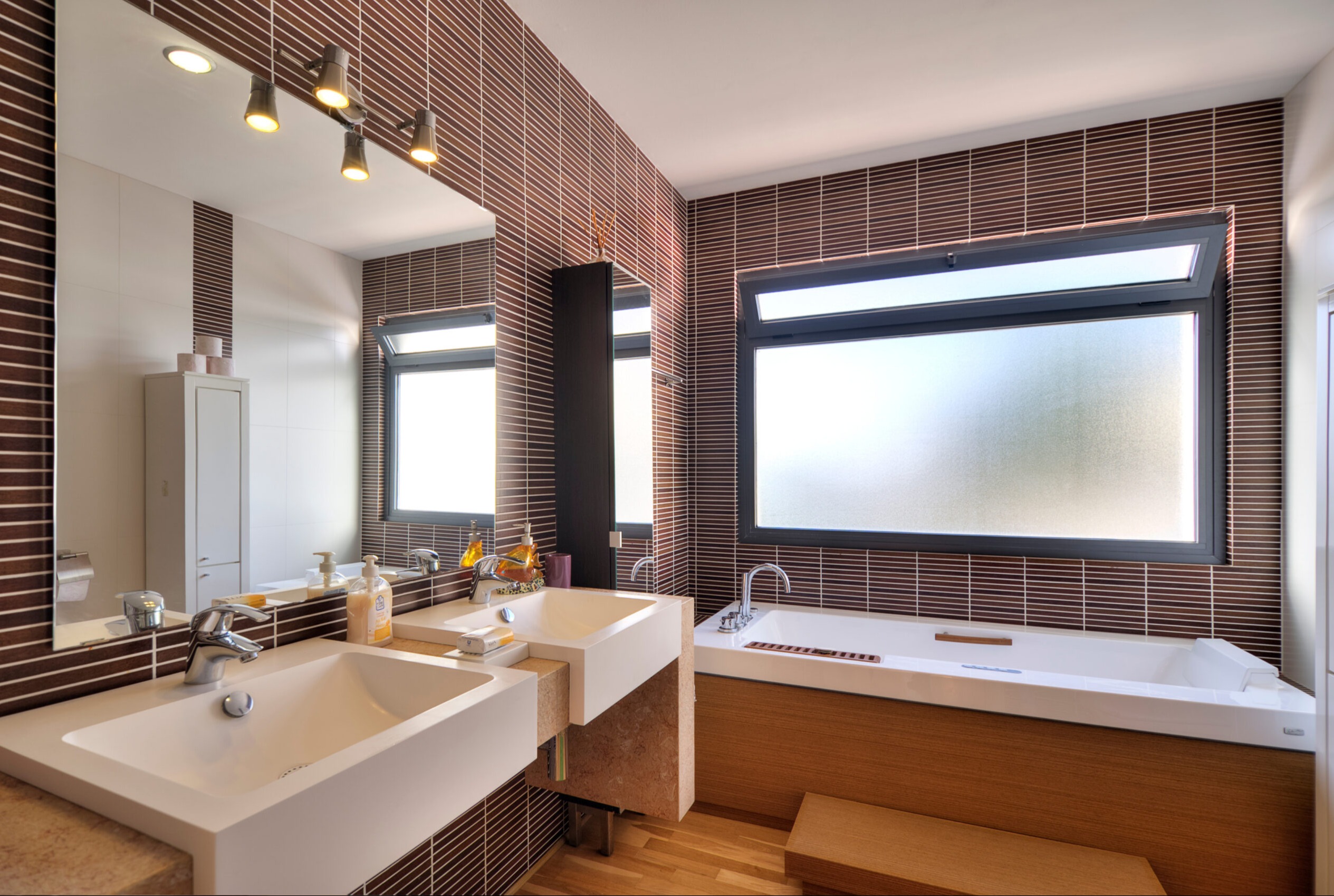 Modernes Badezimmer mit Milchglasfenstern
