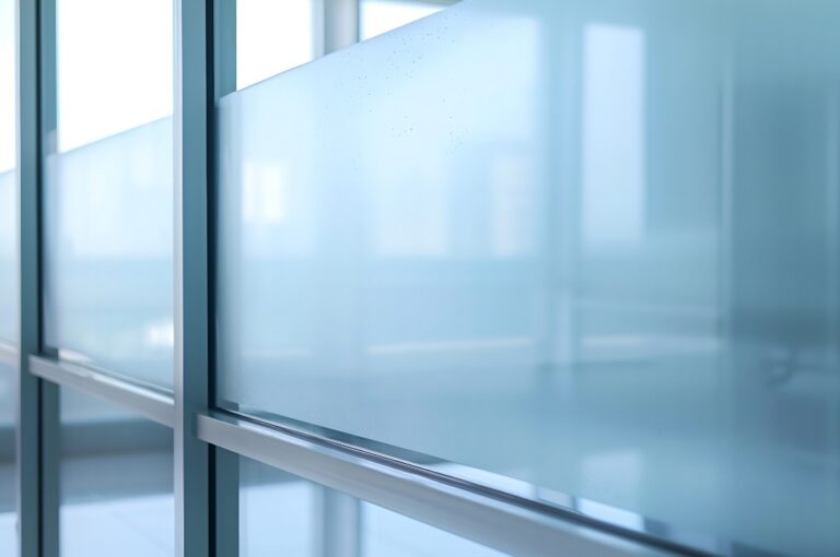 Aluminium-Schiebefenster im Büro Büro-Schiebefenster Dekorative Glasfolie auf Bürotür Closeup Milchglas Dicke Folie für reduzierte Sichtbarkeit über : Generative AI