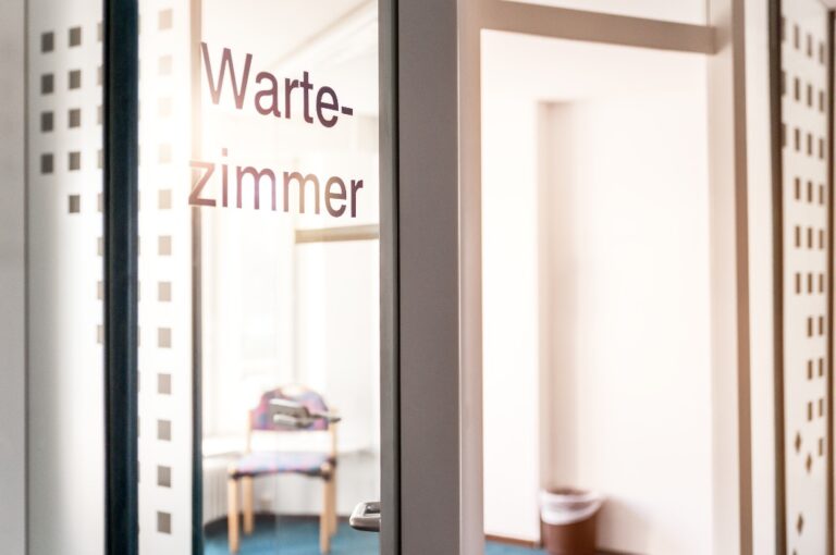 Wartezimmer einer Arztpraxis, Scheiben wurden mit Folie beklebt